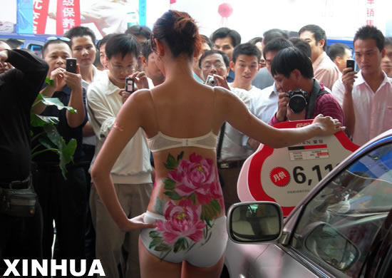 <em>人体</em>彩绘和<em>美女</em>车模吸引眼球