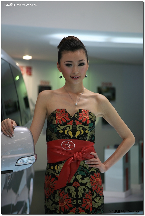 2010北京国际车展车模之一抹胸光